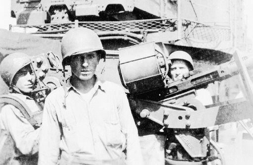 20mm gun crew.<br>(L&rarr;R) [unknown], [unknown], S. Schriebersdorf.