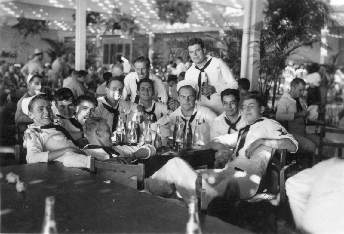 Hawaii, probably 1943<br>(L&rarr;R) [unknown], [unknown], C. Ryan, D. Freudeman, [unknown], [unknown], F. Eames, [unknown], R. Grady, [unknown], [unknown], [unknown].